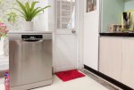 Máy rửa bát âm tủ: Thiết kế sang trọng cho căn hộ cao cấp