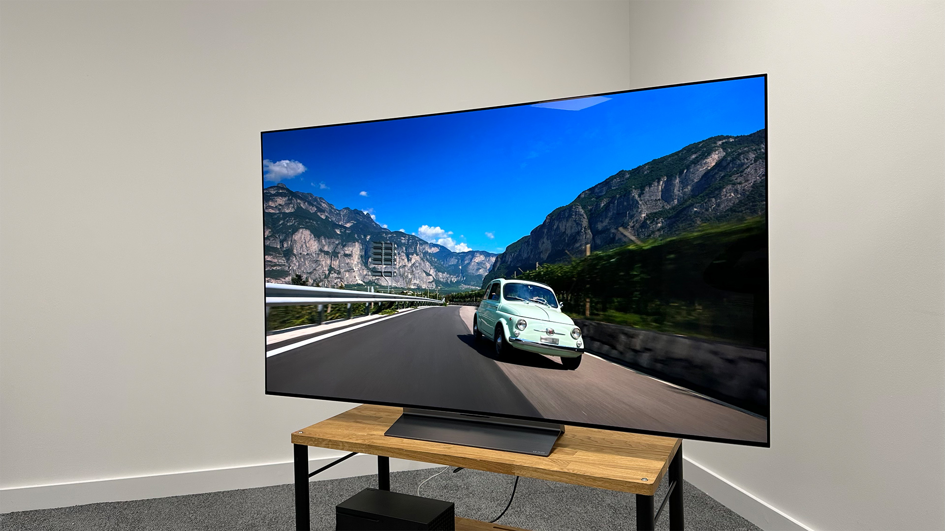 Tivi Samsung hay LG: Lựa chọn nào phù hợp cho gia đình bạn?
