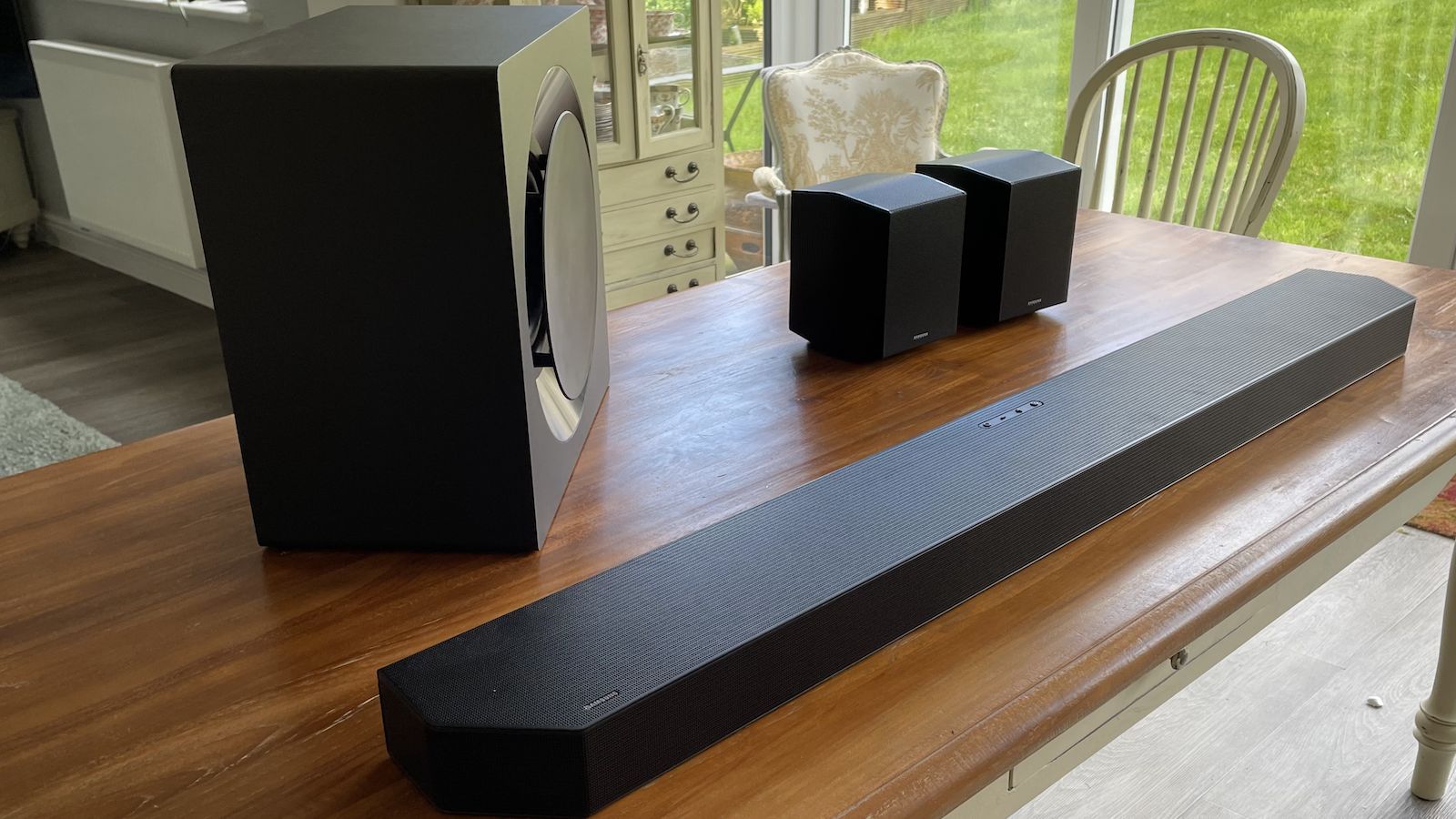 So sánh loa soundbar và loa tháp cho phòng khách