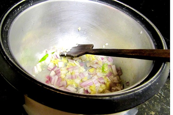 Hướng dẫn cách làm cà ri gà cực ngon bằng nồi cơm điện hinh 2