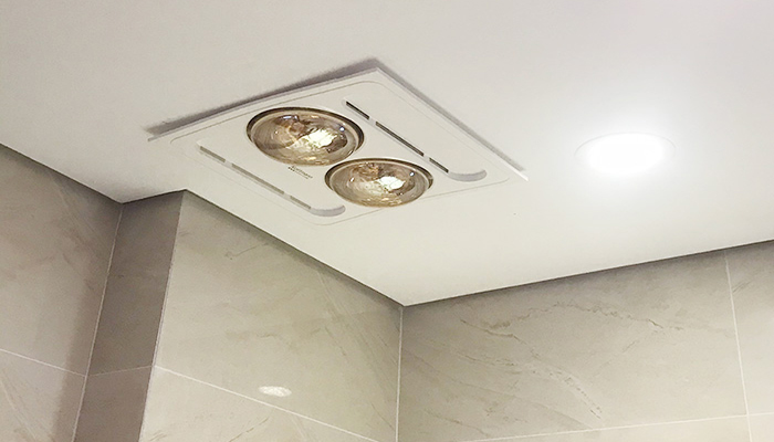 Mang hơi ấm sang trọng vào phòng tắm với đèn sưởi âm trần