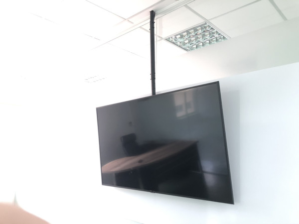 Tivi treo cao sát trần: Khi nào nên, khi nào không nên?