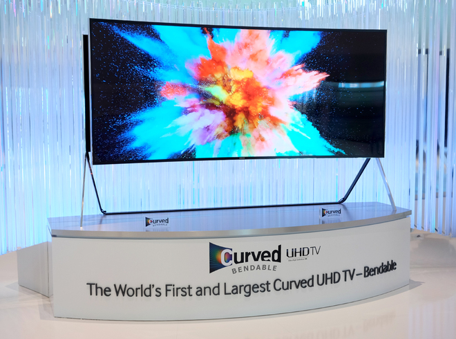 TV tự uốn cong lớn độc nhất thế giới.
